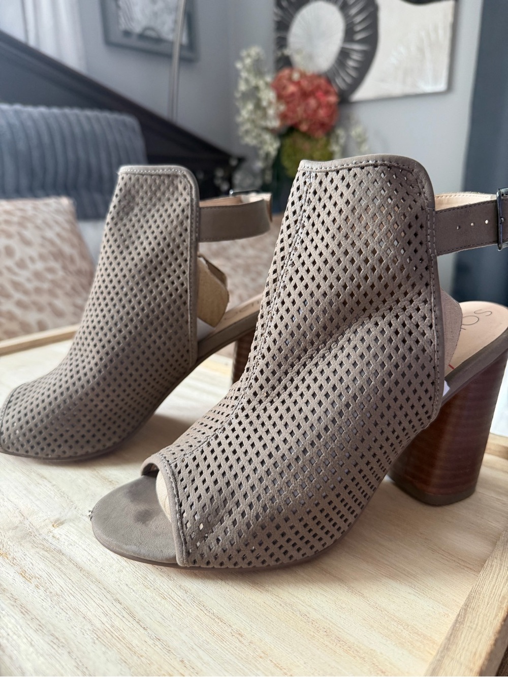 Sole Society Bombay Mushroom Perforated Peep Toe Block Heel Sandals Size 7